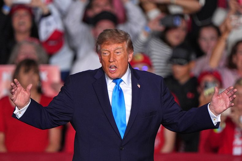 El presidente Donald Trump llega para una concentración electoral en Grand Island, Nebraska, el 5 de octubre del 2026. (AP foto/Charlie Riedel)