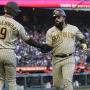 Jake Cronenworth, de los Padres de San Diego, festeja con el venezolano Rougned Odor, después de que ambos anotaron en el juego del 19 de junio de 2023, ante los Gigantes de San Francisco (AP Foto/Jeff Chiu)