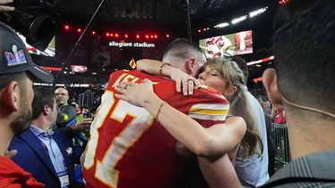 ARCHIVO - Taylor Swift abraza al ala cerrada de los Chiefs de Kansas City, Travis Kelce, después del partido del Super Bowl 58 de la NFL contra los 49ers de San Francisco, el 11 de febrero de 2024, en Las Vegas. Los Chiefs ganaron 25-22 contra los 49ers. (Foto AP/Julio Cortez, archivo)