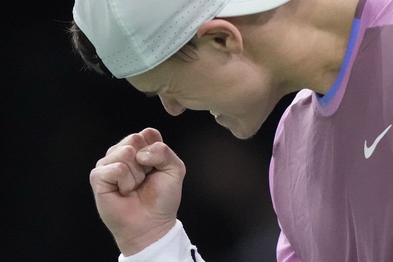 Holger Rune, de Dinamarca, festeja su triunfo sobre el australiano Alex de Miñaur en el Masters de París, el viernes 1 de noviembre de 2024 (AP Foto/Michel Euler)