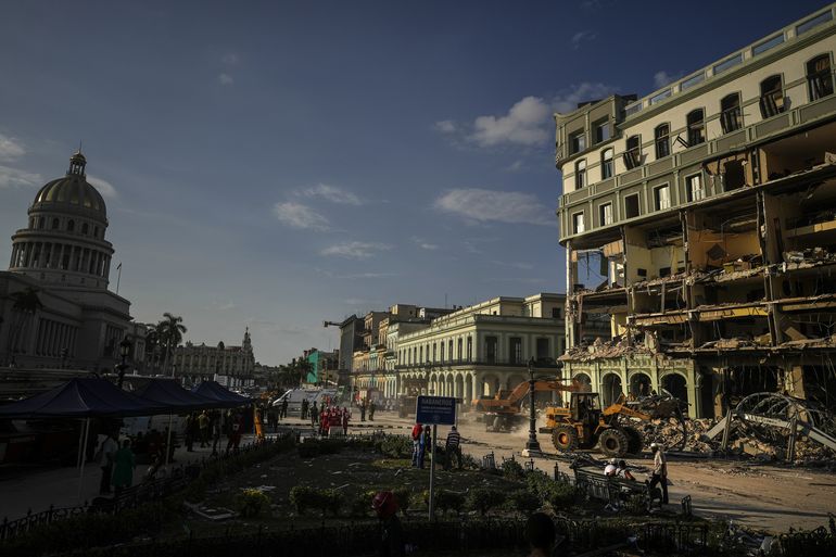 Los rescatistas trabajan a contrarreloj en hotel en Cuba