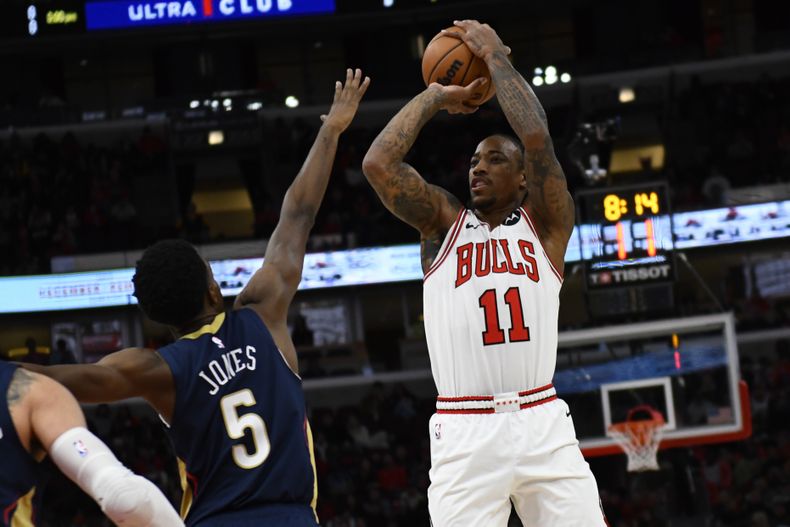 DeMar DeRozan (11) de los Bulls de Chicago dispara al aro ante Herb Jones de los Pelicans de Nueva Orleáns, el sábado 2 de diciembre de 2023, en Chicago. (AP Foto/Paul Beaty)