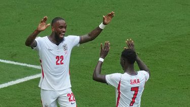 Bukayo Saka (7), de la selección de Inglaterra, celebra marcar el tercer gol de su equipo con Ivan Toney (22) durante el partido por el tercer lugar de la Copa del Mundo entre Francia e Inglaterra, el sábado 18 de julio de 2026, en Miami Gardens, Florida. (AP Foto/Marta Lavandier)