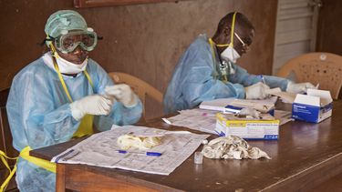 americateve | Trabajadores de la salud trabajan en un hospital de Sierra Leona atendiendo la crisis de &eacute;bola el s&aacute;bado, 9 de agosto de 2014, en Kenema, Sierra Leona. (AP Photo/ Michael Duff)