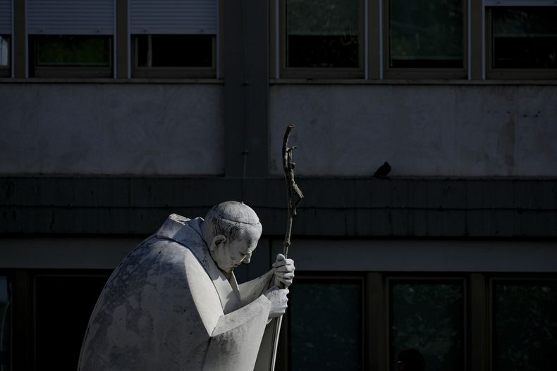 La estatua del papa Juan Pablo II frente al hospital Agostino Gemelli, en Roma, el martes 18 de febrero de 2025, donde el papa Francisco está internado por una infección respiratoria. (AP Foto/Andrew Medichini)