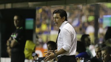 americateve | El t&eacute;cnico de River Plate, Marcelo Gallardo, grita en un partido contra Boca Juniors por las semifinales de la Copa Sudamericana el jueves, 20 de noviembre de 2014, en Buenos Aires. (AP Photo/Victor R. Caivano)