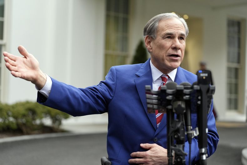 ARCHIVO - El gobernador de Texas, Greg Abbott, habla con la prensa frente al Ala Oeste de la Casa Blanca, el 5 de febrero de 2025, en Washington. (AP Foto/Alex Brandon, archivo)