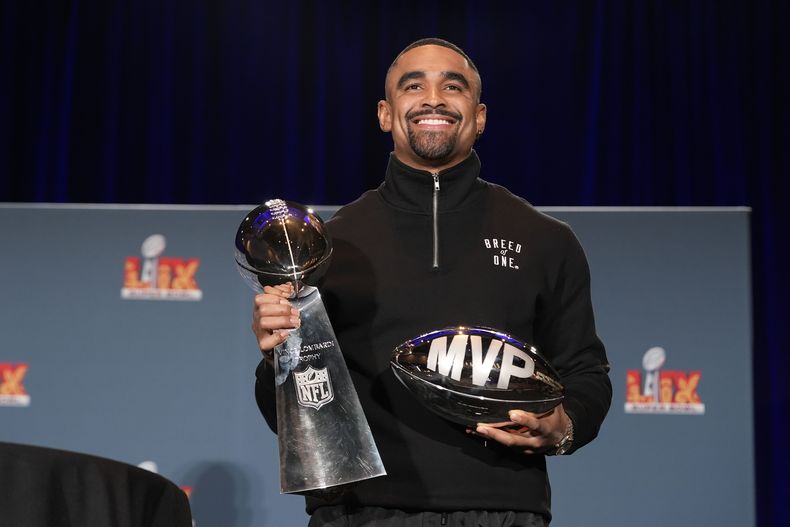 El quarterback de los Eagles de Filadelfia Jalen Hurts posa con el trofeo Vince Lombardo y el trofeo Pete Rozelle al MVP del Super Bowl tras ganar el Super Bowl LIX al vencer a los Chiefs de Kansas City. (AP Foto/Gerald Herbert)