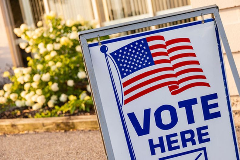 Un letrero de votación en el departamento de bomberos del municipio de Portsmouth, el día de la elección primaria, el martes 4 de agosto de 2026 en Bay City, Michigan. (Kaytie Boomer/The Bay City Times vía AP)