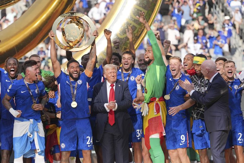 Reece James, del Chelsea, alza el trofeo del Mundial de Clubes, junto al presidente estadounidense Donald Trump, el domingo 13 de julio de 2025, en East Rutherford, Nueva Jersey (AP Foto/Seth Wenig)