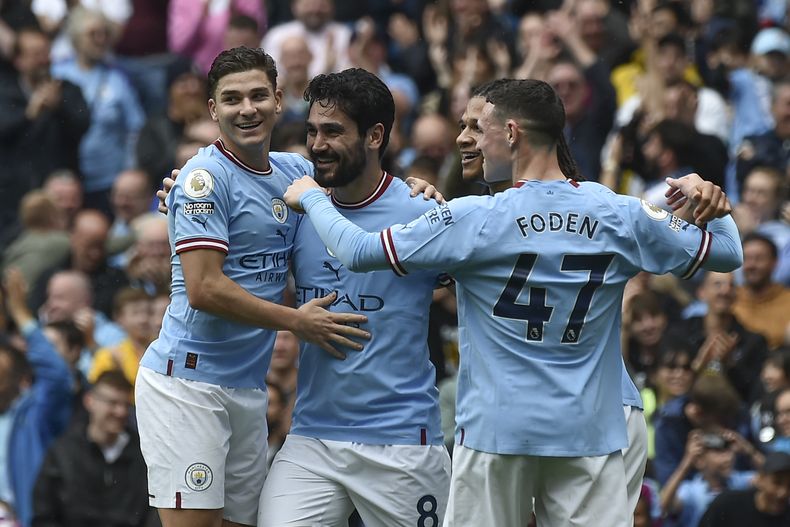 Ilkay Gundogan del Manchester City celebra con sus compañeros tras anotar el segundo gol de su equipo en el encuentro ante el Leeds en la Liga Premier el sábado 6 de mayo del 2023. (AP Foto/Rui Vieira)
