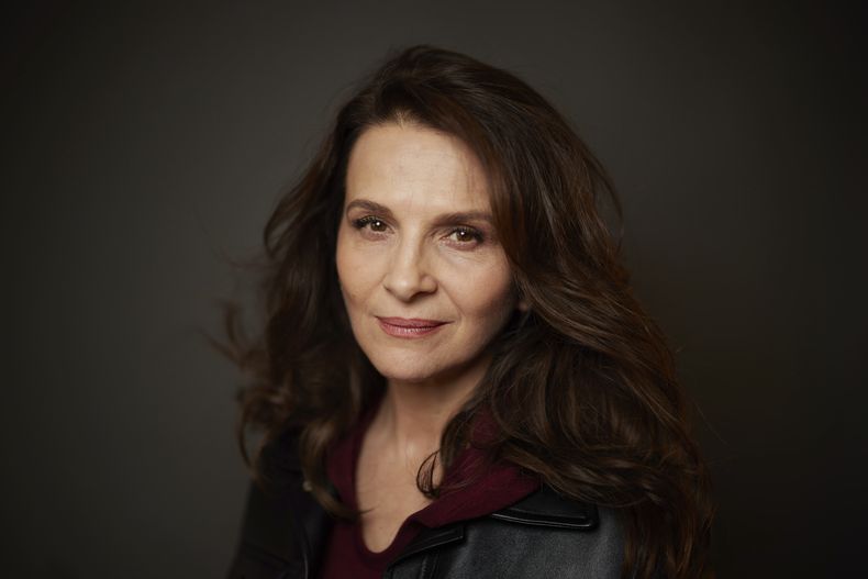 Juliette Binoche posa para promover la película The Return el miércoles 4 de diciembre de 2024 en Nueva York. (Foto Matt Licari/Invision/AP)
