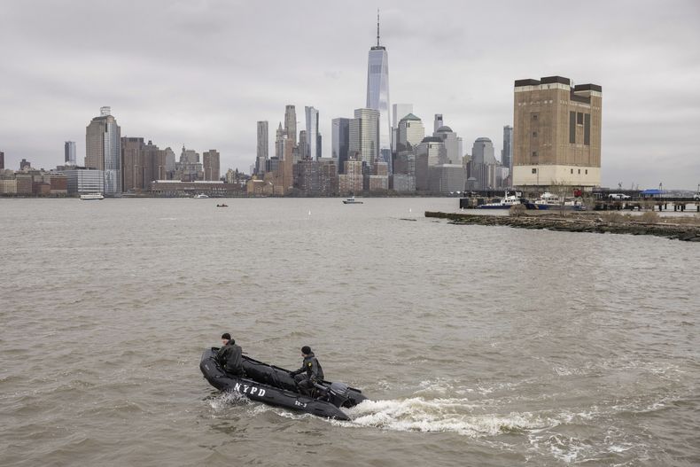 Un equipo de buzos del Departamento de Policía de Nueva York busca restos de un helicóptero turístico que se estrelló en la víspera en el río Hudson, en Jersey City, Nueva Jersey, el 11 de abril de 2025. (AP Foto/Yuki Iwamura)