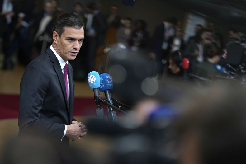 En esta imagen de archivo, el presidente en funciones del gobierno de España, Pedro Sánchez, habla con reporteros a su llegada al edificio del Consejo Europeo, en Bruselas, el 26 de octubre de 2023. (AP Foto/Virginia Mayo)