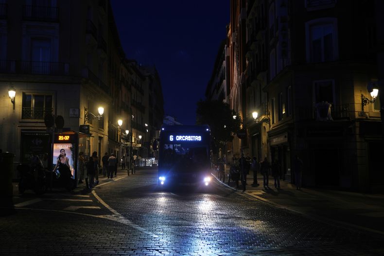 Una calle oscurecida por el apagón en Madrid el 28 de abril del 2025. (AP foto/Manu Fernandez)