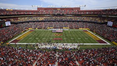 ARCHIVO - Foto del 25 de septiembre del 2022, el FedEx Field, casa de los Commanders de Washington en el encuentro ante los Eagles de Filadelfia. El viernes 12 de mayo del 2023, Un grupo liderado por Josh Harris acuerda comprar a los Commanders de Washington de la NFL que pertenece a Dan Snyder y su familia informan ambas partes en un comunicado de prensa. (AP Foto/Nick Wass, Archivo)
