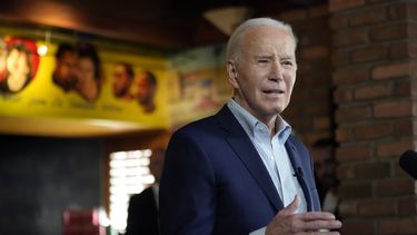 El presidente Joe Biden habla en un evento de campaña en el restaurante El Portal en Phoenix, Arizona, 19 de marzo de 2024. (AP Foto/Jacquelyn Martin)