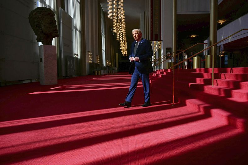 El presidente Donald Trump durante un recorrido del Centro John F. Kennedy para las Artes Escénicas, el lunes 17 de marzo de 2025, en Washington. (Pool vía AP)