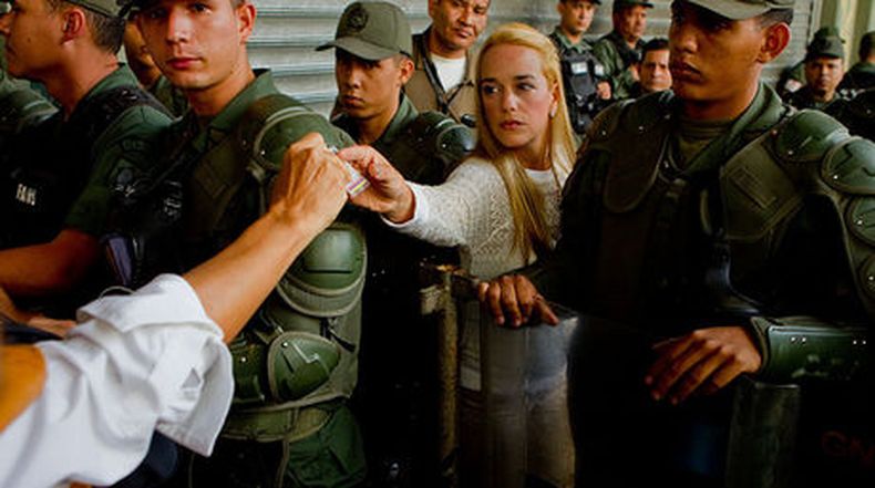 La esposa del dirigente político, Leopoldo López, no pudo ingresar junto a los observadores internacionales