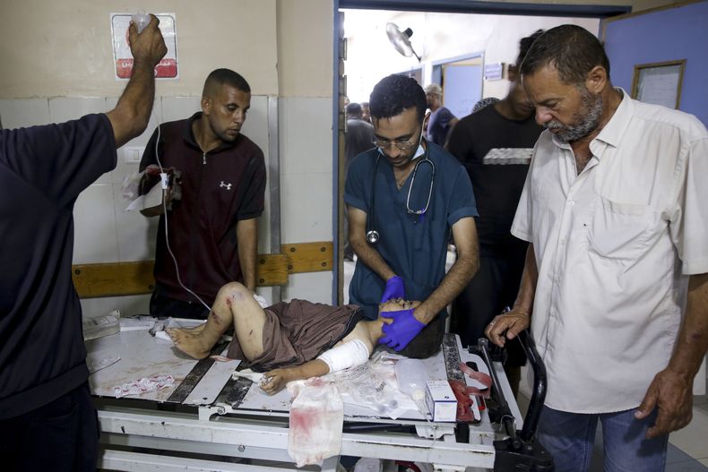 Un niño palestino herido en un bombardeo israelí sobre la Franja de Gaza es atendido en un hospital en Jan Yunis, el martes 9 de julio de 2024. (AP Foto/Jehad Alshrafi)