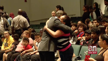 rinden homenaje a joven que salvo a una madre y su hijo de ahogarse