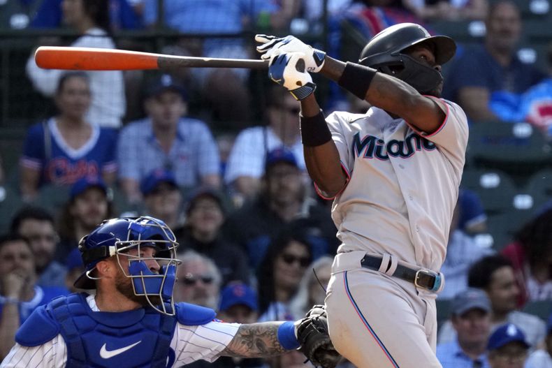 Jazz Chisholm Jr. batea un elevado de sacrificio de los Marlins de Miami ante los Cachorros, en Chicago, el domingo 7 de mayo de 2023. (AP Foto/Nam Y. Huh)