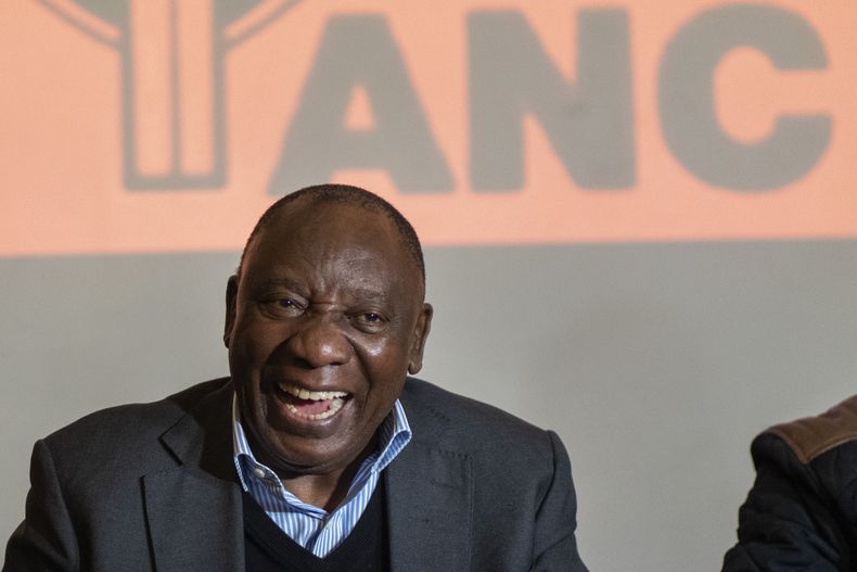 El presidente sudafricano, Cyril Ramaphosa, se reúne con funcionarios de alto nivel del Congreso Nacional Africano durante un evento del partido, el jueves 13 de junio de 2024, en un hotel de Ciudad del Cabo. (AP Foto/Jerome Delay)