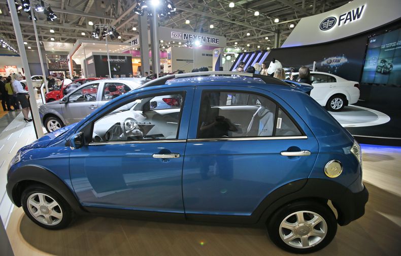 ARCHIVO - El auto chino FAW V2 se muestra en el Salón Internacional del Automóvil de Moscú en Moscú, Rusia, el viernes 31 de agosto de 2012. (AP Foto/Mikhail Metzel, Archivo)