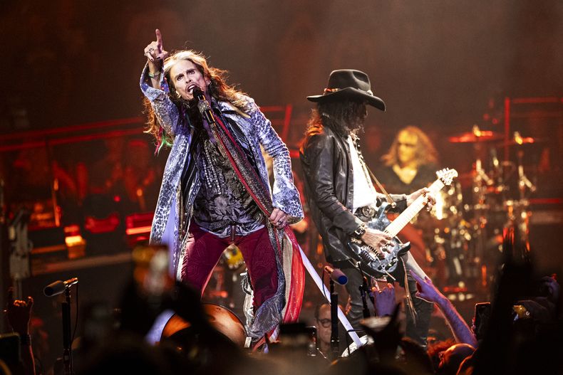 Steven Tyler, izquierda, y Joe Perry de Aerosmith durante uno de sus conciertos de la gira Peace Out: The Farewell Tour el sábado 2 de septiembre de 2023, en Wells Fargo Center en Filadelfia. (Foto Amy Harris/Invision/AP)