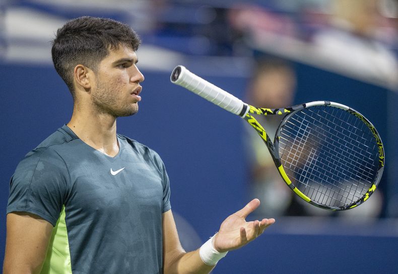 El español Carlos Alcaraz hace girar su raqueta durante un encuentro ante el estadounidense Tommy Paul, el viernes 11 de agosto de 2023, en el Abierto de Toronto (Frank Gunn/The Canadian Press via AP)