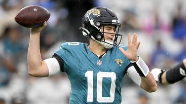 El quarterback de los Jaguars de Jacksonville Mac Jones observa antes de lanzar el balón en el encuentro de la NFL ante los Titans de Tennessee el domingo 29 de diciembre del 2024. (AP Foto/Phelan M. Ebenhack)