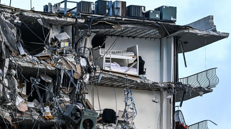 Una demanda de cinco millones de dólares fue presentada este jueves en Miami contra el condominio que colapsó.&nbsp;