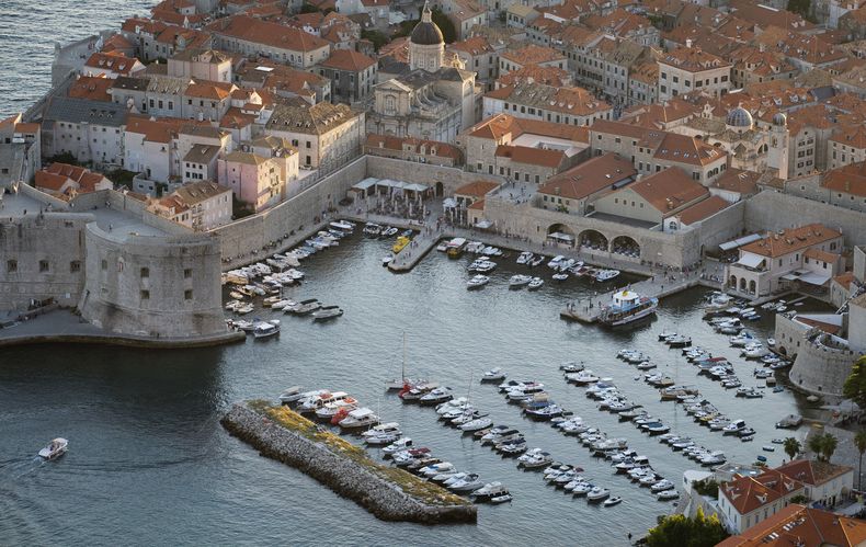 ARCHIVO - Esta imagen, tomada el 4 de septiembre de 2018, muestra el puerto de la ciudad vieja de Dubrovnik, desde una colina de la ciudad. (AP Foto/Darko Bandic, archivo)
