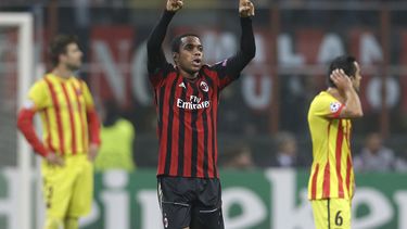 americateve | El brasile&ntilde;o Robinho del AC Milan celebra tras abrir el marcador durante un partido del Grupo H de la Liga de Campeones contra el Barcelona en el estadio de San Siro, en Mil&aacute;n, Italia, el martes 22 de octubre de 2013. El partido termin&oacut