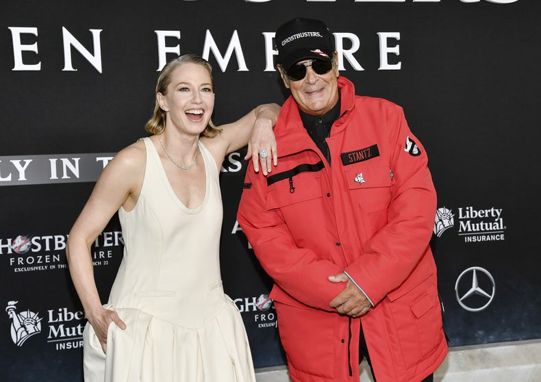 Carrie Coon, izquierda, y Dan Aykroyd en la premiere de Ghostbusters: Frozen Empire en el cine AMC Loews Lincoln Square el jueves 14 de marzo de 2024, en Nueva York. (Foto Evan Agostini/Invision/AP)