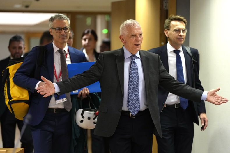 El jefe de relaciones exteriores de la UE, Josep Borrell, arriba a una reunión de ministros del Exterior de la UE en la sede del Consejo Europeo, Bruselas, 18 de marzo de 2024. (AP Foto/Virginia Mayo)