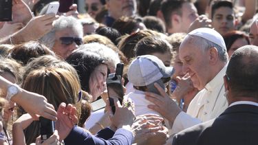 americateve | El papa Francisco acaricia a un ni&ntilde;o luego de visitar a los presos en la c&aacute;rcel de Castrovillari, en el sur de Italia, s&aacute;bado 21 de junio de 2014. Francisco realiza una visita a varias poblaciones en Calabria. (AP Foto/Adriana Sapone)