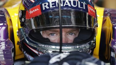 americateve | El alem&aacute;n Sebastian Vettel espera en su veh&iacute;culo antes de la primera sesi&oacute;n de pr&aacute;ctica &aacute;ra el Gran Premio de Jap&oacute;n de la F&oacute;rmula Uno en Suzuka, Jap&oacute;n, el viernes 11 de octubre de 2013. El piloto de