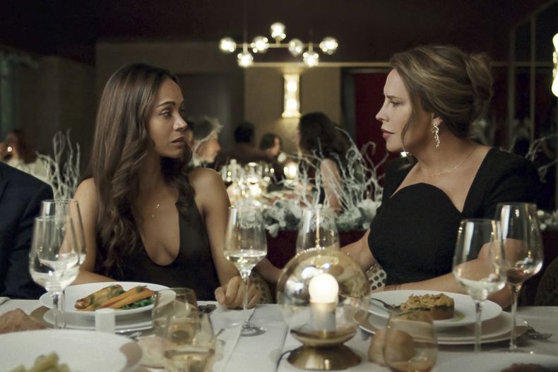 Esta imagen difundida por Netflix muestra a Karla Sofía Gascón, derecha, y Zoe Saldaña en una escena de Emilia Pérez. (Shanna Besson/Netflix via AP)