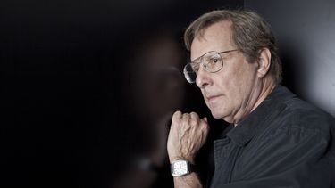 ARCHIVO - El director William Friedkin posa tras entrevistas de su película Killer Joe en Venecia, Italia, el 8 de septiembre de 2011. Friedkin, quien ganó el Oscar al mejor director por The French Connection, murió el lunes 7 de agosto de 2023, en Los Ángeles, dijo su esposa Sherry Lansing y uno de sus representantes. (Foto AP/Joel Ryan, archivo)
