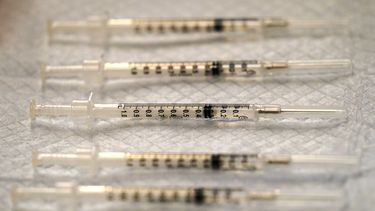 EEUU y Pfizer negocian millones de vacunas adicionales