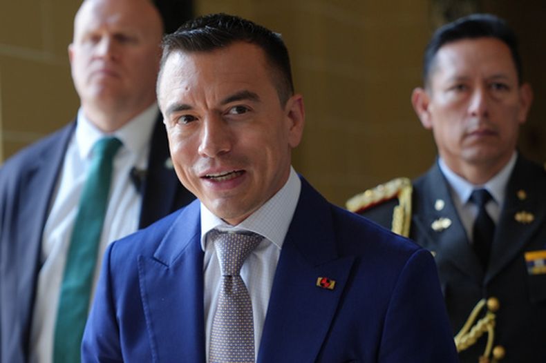 El presidente ecuatoriano Daniel Noboa habla con la prensa tras asistir a una reunión de la Organización de los Estados Americanos, el jueves 14 de mayo de 2026, en Washington. (AP Foto/Jacquelyn Martin)