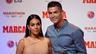 ARCHIVO - El jugador de fútbol Cristiano Ronaldo, posa con su pareja, la modelo Georgina Rodríguez, en Madrid, el 29 de julio de 2019. (Foto AP/Paul White, Archivo)