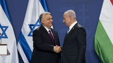 ARCHIVO – El primer ministro húngaro, Viktor Orban, izquierda, y su homólogo israelí, Benjamin Netanyahu, derecha, se dan la mano después de emitir una declaración de prensa en el monasterio carmelita del castillo de Buda, en Budapest, Hungría, el 3 de abril de 2025. (AP Foto/Denes Erdos, Archivo)