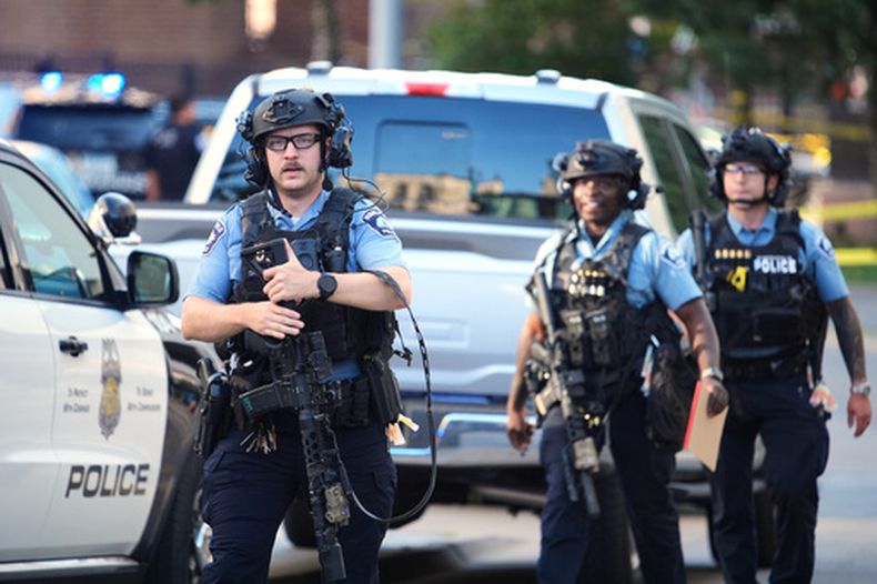 Policías en el lugar de un tiroteo en el centro de Minneapolis el miércoles 2 de septiembre de 2026. (AP Foto/Ellen Schmidt)