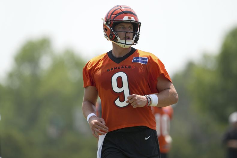 Joe Burrow, quarterback de los Bengals de Cincinnati, participa en una práctica el martes 3 de junio de 2025 (AP Foto/Kareem Elgazzar)