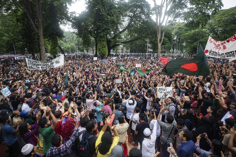 Activistas participan en una marcha de protesta contra la primera ministra Sheikh Hasina y su gobierno para exigir justicia por las más de 200 personas que murieron en las violentas manifestaciones del mes pasado, en Daca, Bangladesh, el viernes 2 de agosto de 2024. (Foto AP/Rajib Dhar)