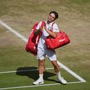 Arthur Fery, de Gran Bretaña, aplaude al público mientras abandona la cancha tras perder ante Alexander Zverev, de Alemania, en su partido de semifinales de individuales masculinos en el Campeonato de Tenis de Wimbledon en Londres, el viernes 10 de julio de 2026. (Foto AP/Kin Cheung)