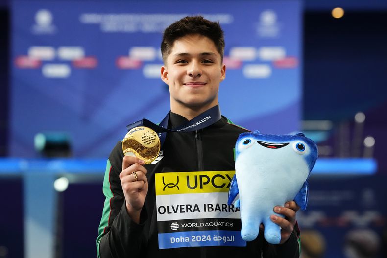 El mexicano Osmar Olvera Ibarra posa con la medalla de oro tras conquistar la prueba de trampolín de 1 metro durante el Campeonato Mundial de Natación que se realiza en Doha, Qatar el sábado 3 de febrero del 2024. (AP Foto/Hassan Ammar)