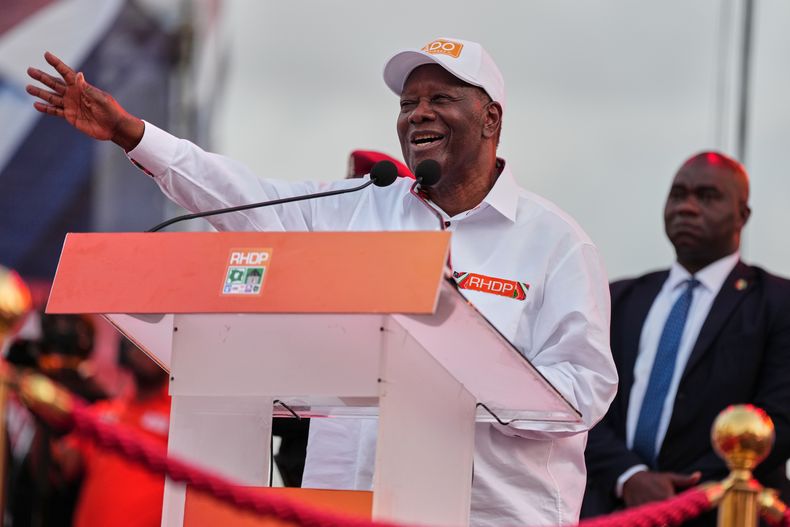 El presidente de Costa de Marfil, Alassane Ouattara, durante su último mitin de campaña en la Plaza de la República, en Abiyán, Costa de Marfil, el 23 de octubre de 2025. (AP Foto/Misper Apawu)